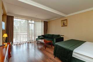 Гостиница Бульвар Ялта 3-местный 1-комнатный номер люкс-8