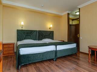 Гостиница Бульвар Ялта Улучшенный двухместный номер с 1 кроватью или 2 отдельными кроватями, вид на город-2