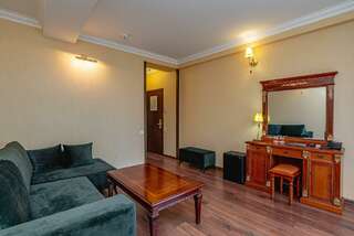 Гостиница Бульвар Ялта 4-местный 2-комнатный номер люкс-3