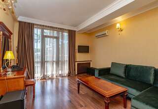 Гостиница Бульвар Ялта 4-местный 2-комнатный номер люкс-4