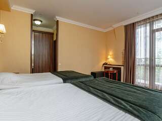 Гостиница Бульвар Ялта Улучшенный двухместный номер с 1 кроватью или 2 отдельными кроватями, вид на город-5