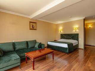 Гостиница Бульвар Ялта Люкс с террасой-9