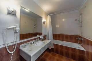 Гостиница Бульвар Ялта 4-местные 2-комнатные апартаменты люкс-12