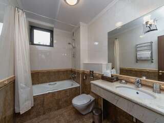 Гостиница Бульвар Ялта Люкс с балконом-8