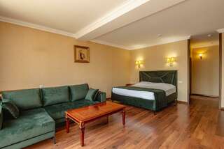 Гостиница Бульвар Ялта 3-местный 1-комнатный номер люкс-7