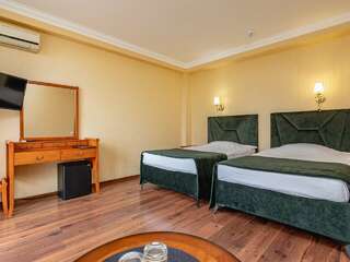 Гостиница Бульвар Ялта Улучшенный двухместный номер с 1 кроватью или 2 отдельными кроватями, вид на город-11