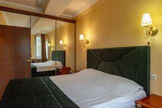 Гостиница Бульвар Ялта 4-местный 2-комнатный номер люкс-5